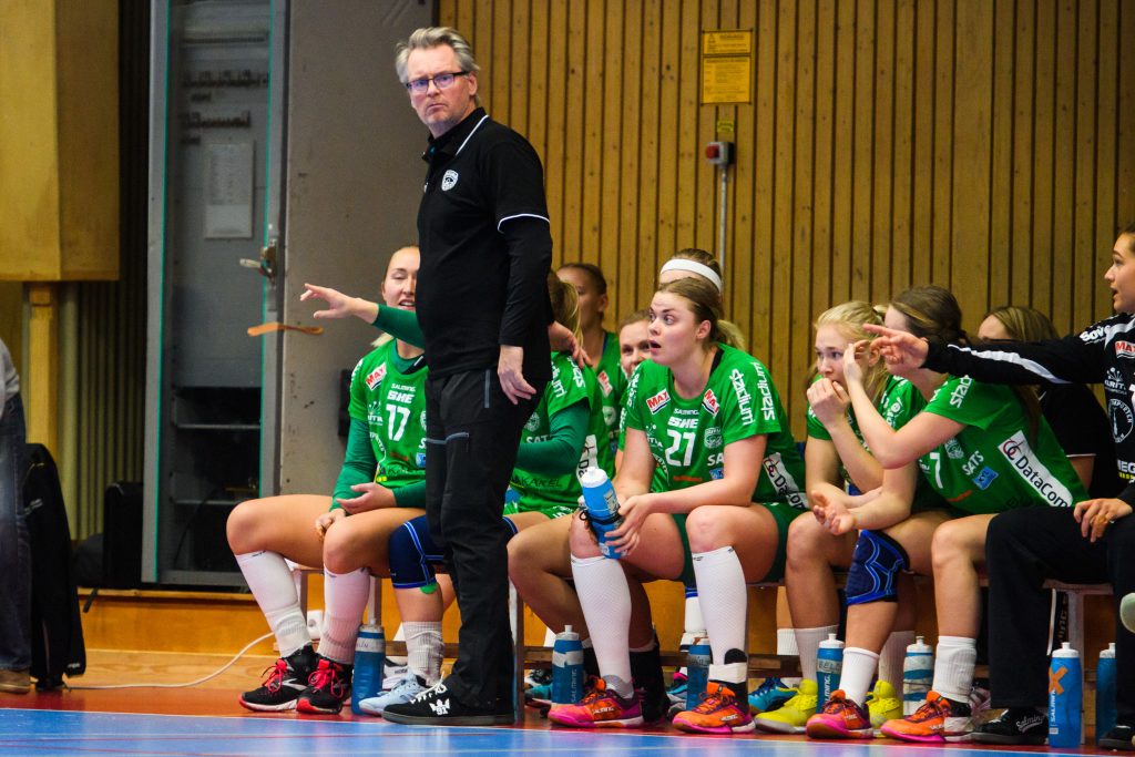 181220 Skurus tränare Mats Kardell  under handbollsmatchen i SHE mellan Skuru och VästeråsIrsta den 20 december 2018 i Stockholm.
Foto: Simon Hastegård / Bildbyrån / Cop 118
