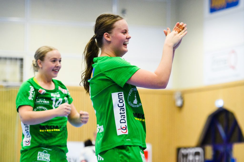 181220 Skurus Wilma Matthijs Holmberg och Elin Hansson jublar under handbollsmatchen i SHE mellan Skuru och VästeråsIrsta den 20 december 2018 i Stockholm.
Foto: Simon Hastegård / Bildbyrån / Cop 118