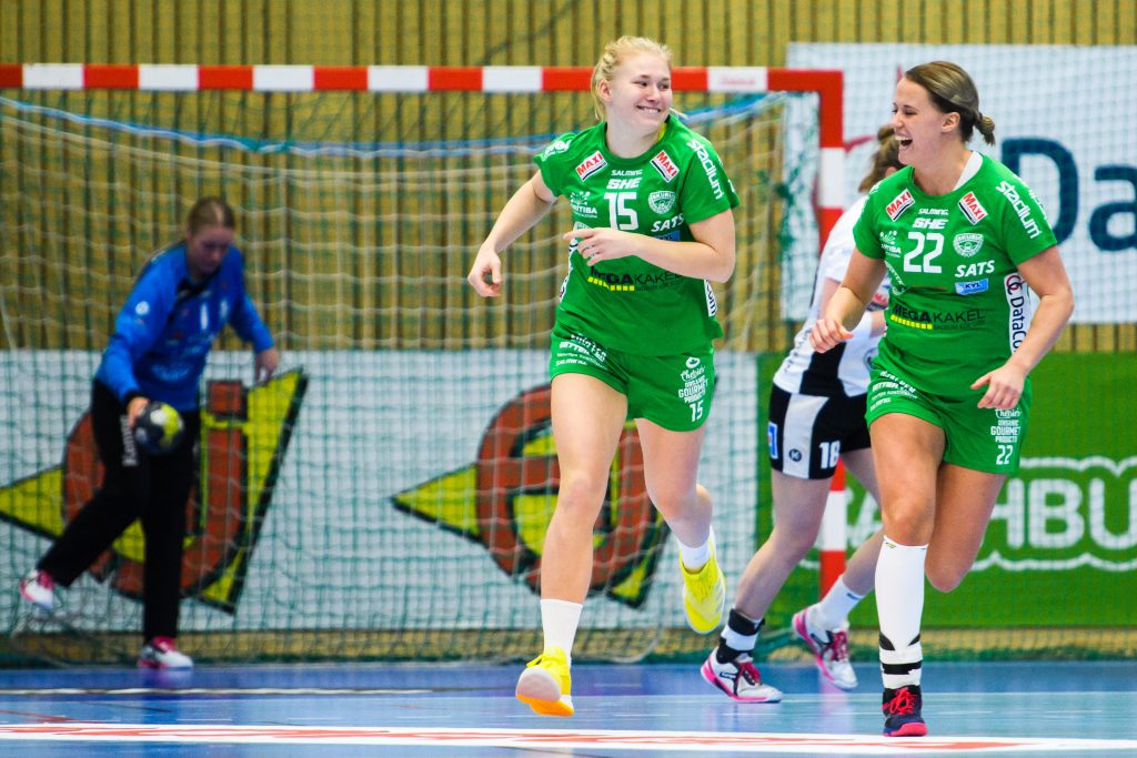 181220 Skurus Isabelle Andersson och Hanna Åhlén jublar under handbollsmatchen i SHE mellan Skuru och VästeråsIrsta den 20 december 2018 i Stockholm.
Foto: Simon Hastegård / Bildbyrån / Cop 118