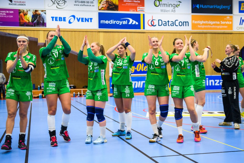 181220 Skurus spelare jublar efter handbollsmatchen i SHE mellan Skuru och VästeråsIrsta den 20 december 2018 i Stockholm.
Foto: Simon Hastegård / Bildbyrån / Cop 118