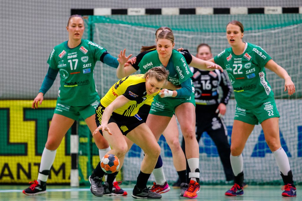190306 Sävehofs Elin Hallagård och Skurus Ulrika Olsson  under handbollsmatchen i SHE mellan Skuru och Sävehof den 6 mars 2019 i Stockholm. 
Foto: Andreas L Eriksson / Bildbyrån / kod AE / Cop 106