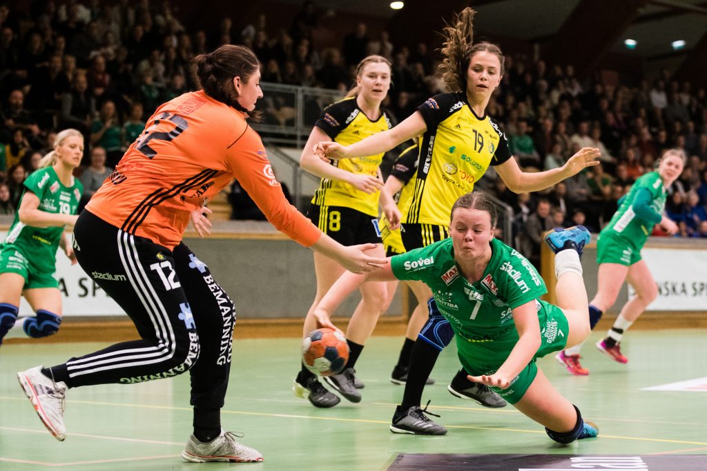 190306 Skurus målvakt Evelina Eriksson i kamp om bollen med Skurus Elin Hansson under handbollsmatchen i SHE mellan Skuru och Sävehof den 6 mars 2019 i Stockholm. 
Foto: Andreas L Eriksson / Bildbyrån / kod AE / Cop 106
