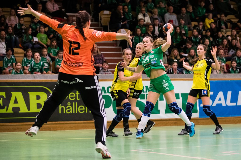 190306 Sävehofs målvakt Isabella Mouratiou täcker ett skott från Skurus Hannah Scheuer Larsson under handbollsmatchen i SHE mellan Skuru och Sävehof den 6 mars 2019 i Stockholm. 
Foto: Andreas L Eriksson / Bildbyrån / kod AE / Cop 106