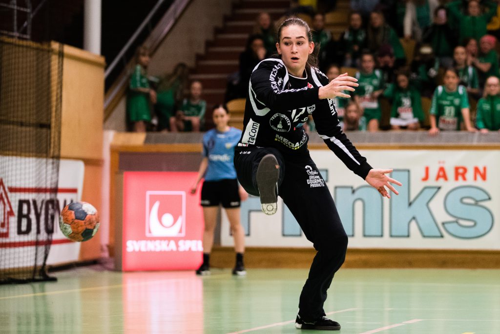 190306 Skurus målvakt Evelina Eriksson räddar en straff under handbollsmatchen i SHE mellan Skuru och Sävehof den 6 mars 2019 i Stockholm. 
Foto: Andreas L Eriksson / Bildbyrån / kod AE / Cop 106