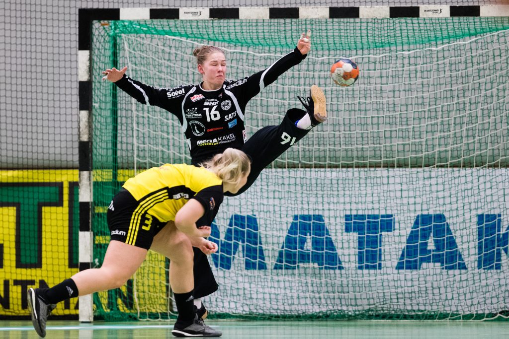 190306 Sävehofs Emma Ekenman Fernis gör mål på en straff bakom Skurus målvakt Rebecca Nilsson under handbollsmatchen i SHE mellan Skuru och Sävehof den 6 mars 2019 i Stockholm. 
Foto: Andreas L Eriksson / Bildbyrån / kod AE / Cop 106