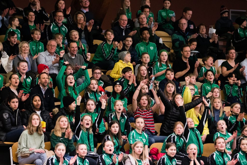 190306 Skurus supportrar jublar under handbollsmatchen i SHE mellan Skuru och Sävehof den 6 mars 2019 i Stockholm. 
Foto: Andreas L Eriksson / Bildbyrån / kod AE / Cop 106