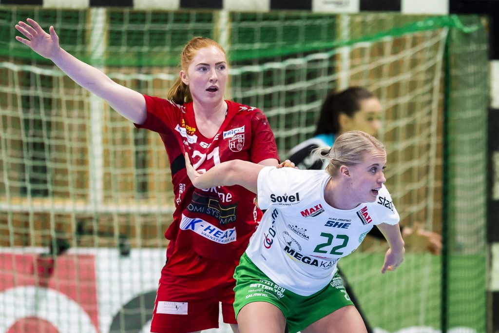 190315 Höörs Sofia Hvenfelt i kamp med Skurus Hanna Åhlén under handbollsmatchen i SHE mellan Höörs HK H65 och Skuru IK den 15 mars 2019 i Höör.
Foto: Christoffer Borg Mattisson / BILDBYRÅN / COP 261