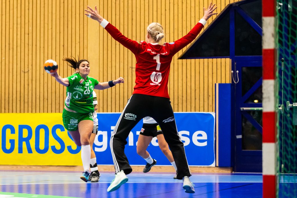 190328 Skurus Carolina Ingesson och Kungälvs målvakt Sofie Börjesson under kvartsfinal 1 i SHEs slutspel mellan Skuru och Kungälv den 28 mars 2019 i Stockholm. 
Foto: Andreas L Eriksson / Bildbyrån / kod AE / Cop 106