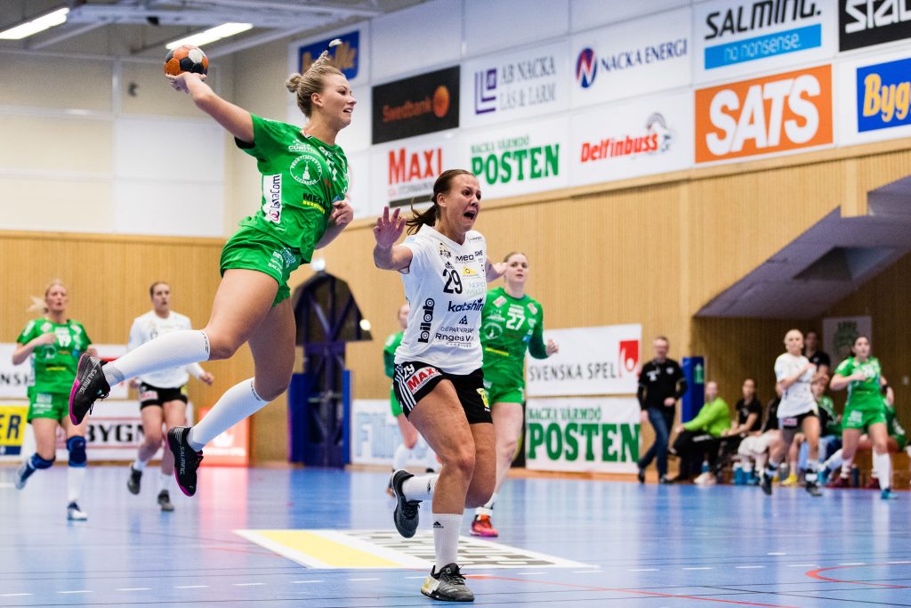 190328 Skurus Frida Rosell med ett skott över Kungälvs Sanna Johansson under kvartsfinal 1 i SHEs slutspel mellan Skuru och Kungälv den 28 mars 2019 i Stockholm. 
Foto: Andreas L Eriksson / Bildbyrån / kod AE / Cop 106