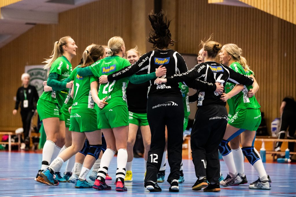 190328 Skurus spelare jublar efter kvartsfinal 1 i SHEs slutspel mellan Skuru och Kungälv den 28 mars 2019 i Stockholm. 
Foto: Andreas L Eriksson / Bildbyrån / kod AE / Cop 106