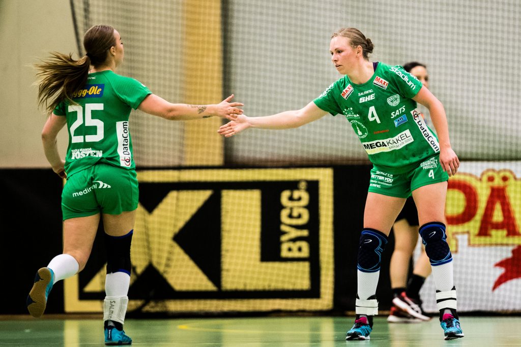 190418 Skurus Hannah Scheuer Larsson och Alexandra Bjärrenholt jublar under semifinal 1 i SHEs slutspel mellan Skuru och Lugi den 18 april 2019 i Stockholm. 
Foto: Andreas L Eriksson / Bildbyrån / kod AE / Cop 106