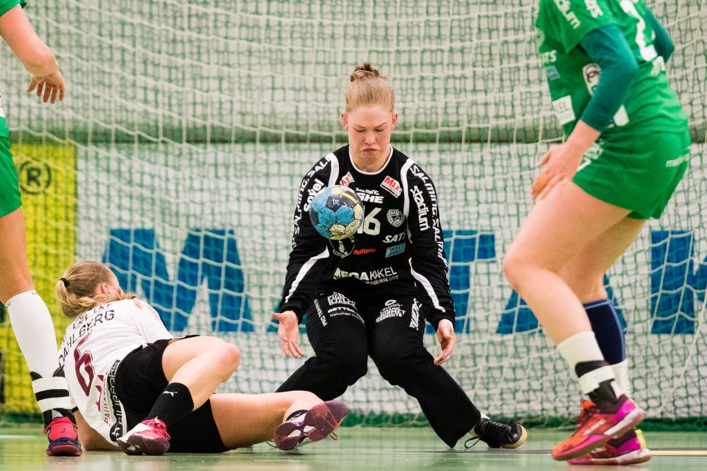 190418 Skurus målvakt Rebecca Nilsson räddar ett skott från Lugis Kajsa Dahlberg under semifinal 1 i SHEs slutspel mellan Skuru och Lugi den 18 april 2019 i Stockholm. 
Foto: Andreas L Eriksson / Bildbyrån / kod AE / Cop 106