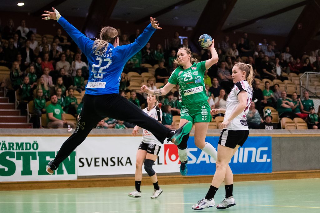 190418 Skurus Hannah Scheuer Larsson utmanar Lugis målvakt Esmeralda Fetahovic under semifinal 1 i SHEs slutspel mellan Skuru och Lugi den 18 april 2019 i Stockholm. 
Foto: Andreas L Eriksson / Bildbyrån / kod AE / Cop 106