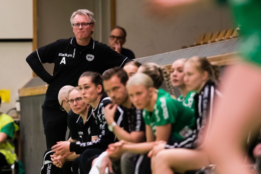 190418 Skurus tränare Mats Kardell under semifinal 1 i SHEs slutspel mellan Skuru och Lugi den 18 april 2019 i Stockholm. 
Foto: Andreas L Eriksson / Bildbyrån / kod AE / Cop 106