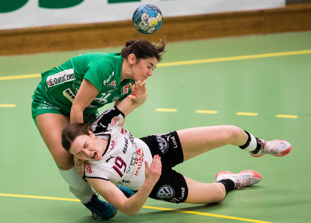 190418 Skurus Carolina Ingesson stoppar Lugis Julia Olsson under semifinal 1 i SHEs slutspel mellan Skuru och Lugi den 18 april 2019 i Stockholm. 
Foto: Andreas L Eriksson / Bildbyrån / kod AE / Cop 106