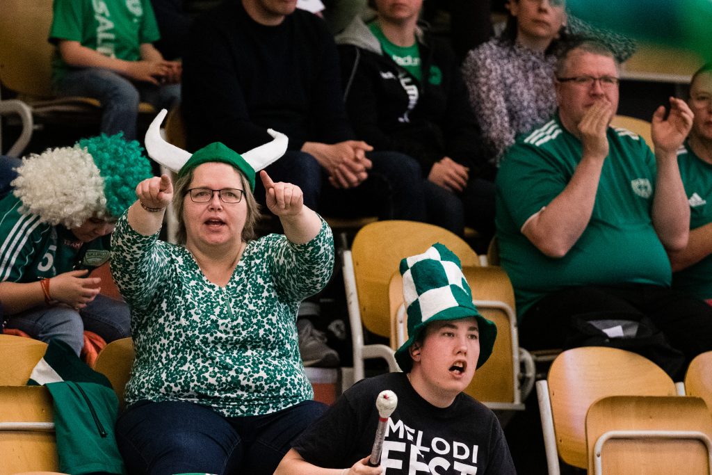 190418 Supportrar till Skuru under semifinal 1 i SHEs slutspel mellan Skuru och Lugi den 18 april 2019 i Stockholm. 
Foto: Andreas L Eriksson / Bildbyrån / kod AE / Cop 106