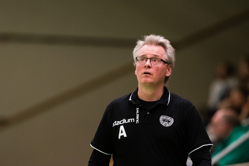 190418 Skurus tränare Mats Kardell under semifinal 1 i SHEs slutspel mellan Skuru och Lugi den 18 april 2019 i Stockholm. 
Foto: Andreas L Eriksson / Bildbyrån / kod AE / Cop 106