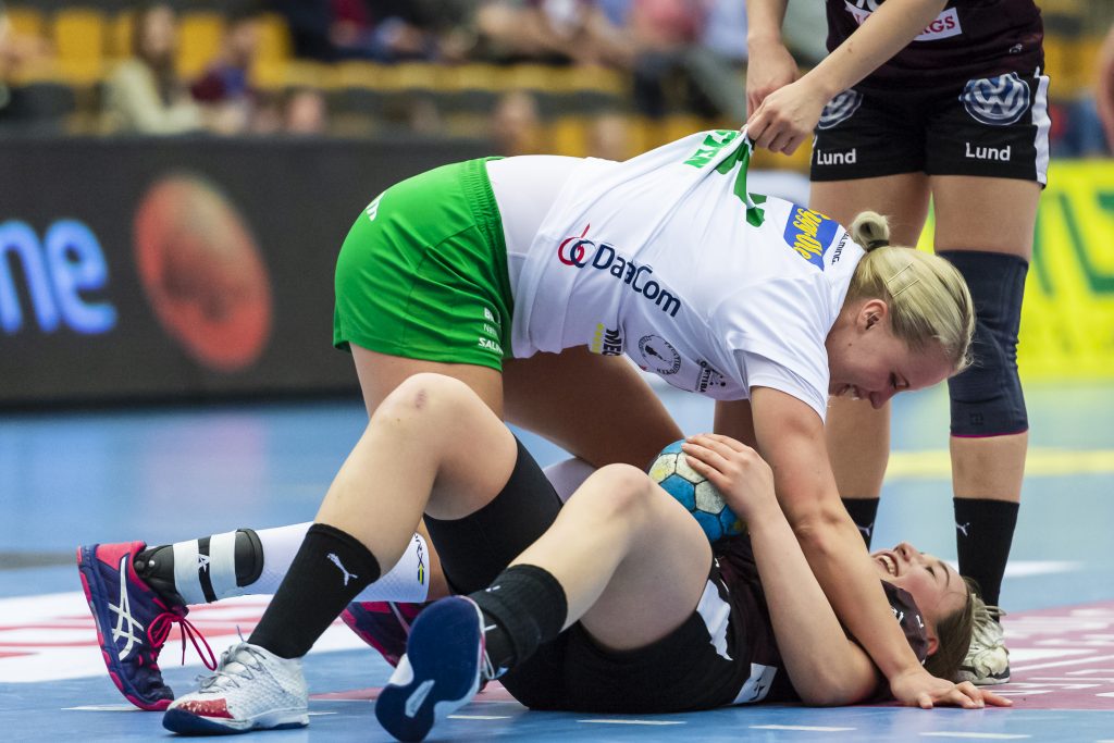 190424 Skurus Hanna Åhlén och Lugis Olivia Löfqvist i närkamp under handbollsmatchen i semifinal 2 i SHE-slutspelet mellan Lugi och Skuru den 24 april 2019 i Lund.
Foto: Christoffer Borg Mattisson / BILDBYRÅN / COP 261