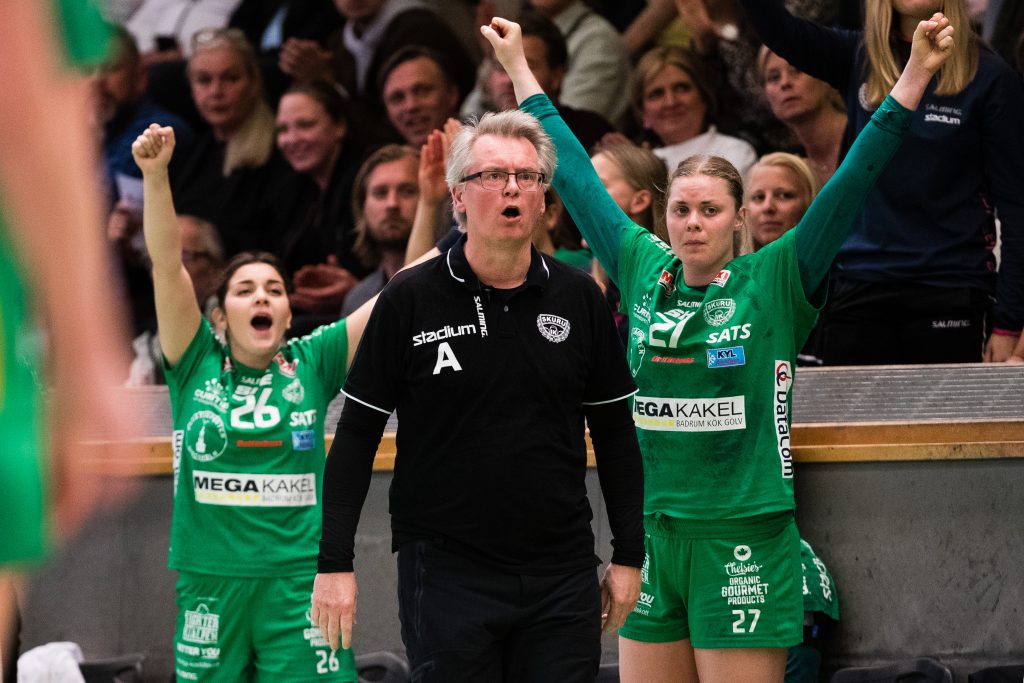 190513 Skurus Carolina Ingesson, tränare Mats Kardell och Ulrika Olsson jublar under final 1 i SHE mellan Skuru och Sävehof den 13 maj 2019 i Stockholm.
Foto: Andreas L Eriksson / Bildbyrån / kod AE / Cop 106