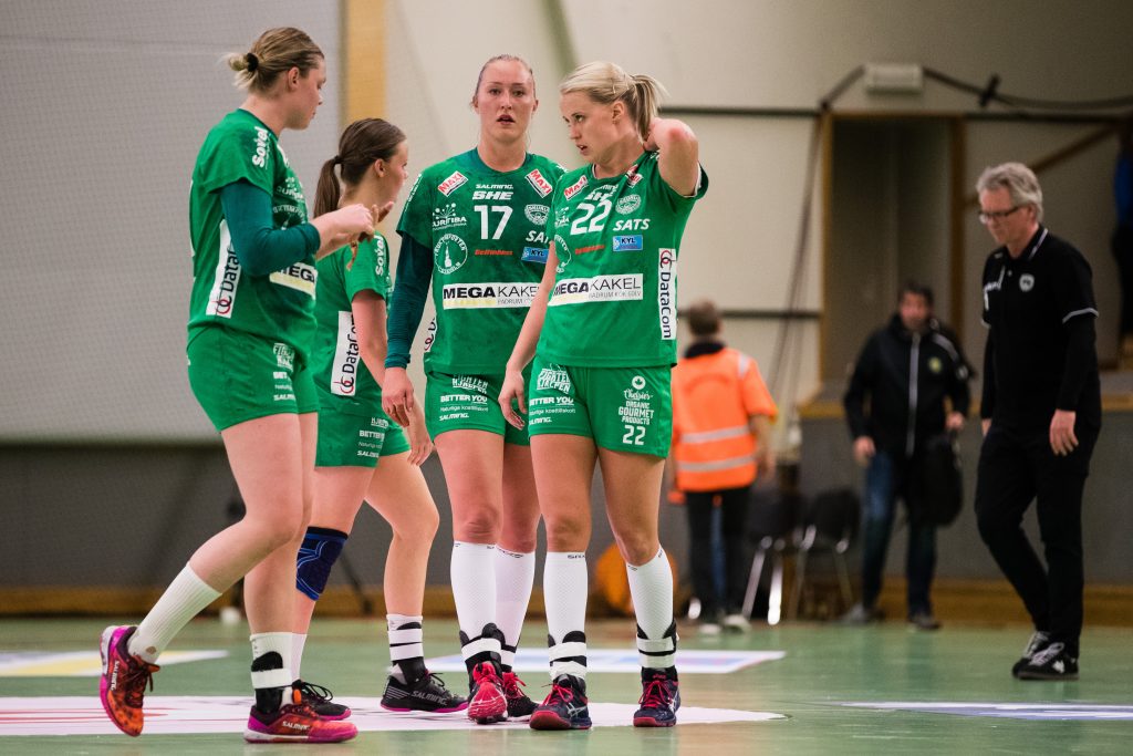 190513 Skurus Ulrika Olsson, Jenny Södrén och Hanna Åhlén deppar efter final 1 i SHE mellan Skuru och Sävehof den 13 maj 2019 i Stockholm.
Foto: Andreas L Eriksson / Bildbyrån / kod AE / Cop 106