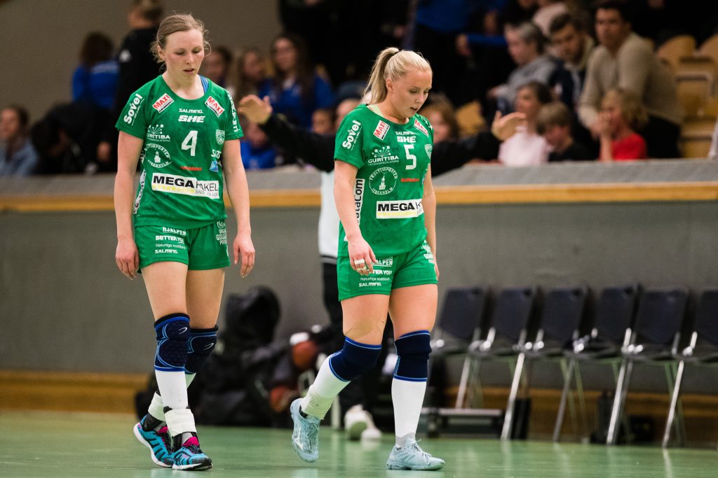 190513 Skurus Alexandra Bjärrenholt och Mathilda Lundström deppar efter final 1 i SHE mellan Skuru och Sävehof den 13 maj 2019 i Stockholm.
Foto: Andreas L Eriksson / Bildbyrån / kod AE / Cop 106