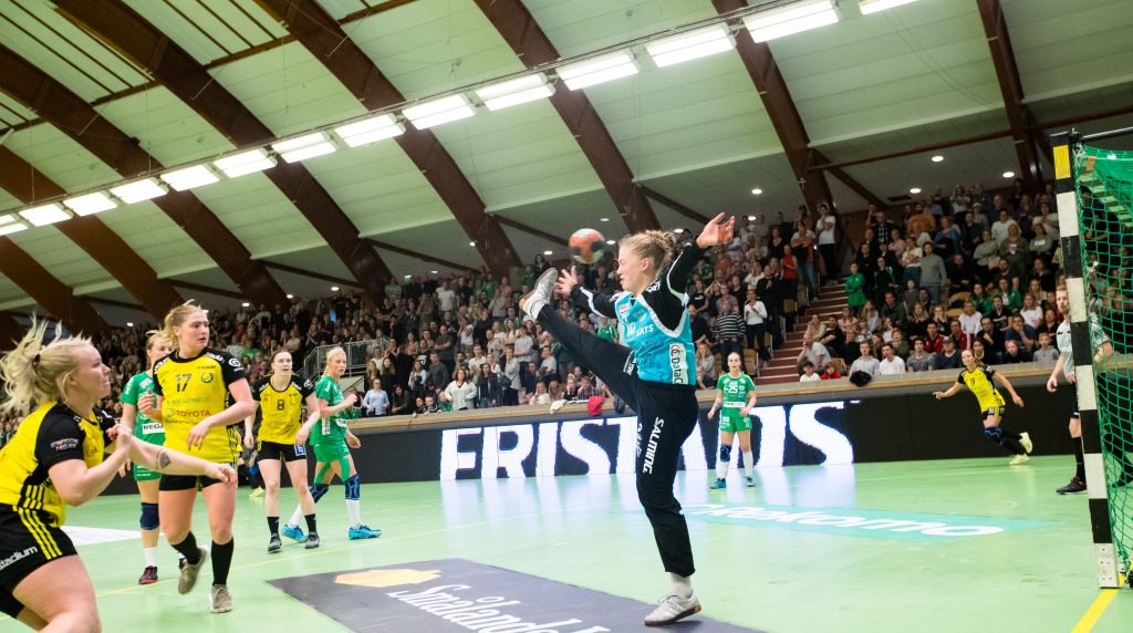 190519 Sävehofs Emma Ekenman Fernis gör avgörande 26-27 målet bakom Skurus målvakt Rebecca Nilsson under final 3 i SHE mellan Skuru och Sävehof den 19 maj 2019 i Stockholm. 
Foto: Andreas Sandström / BILDBYRÅN / Cop 104