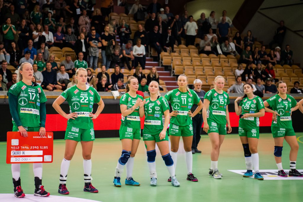 190519 Skurus Jenny Södrén, Hanna Åhlén, Mathilda Lundström, Frida Rosell, Isabelle Andersson, Carolina Ingesson och Elin Hansson deppar efter final 3 i SHE mellan Skuru och Sävehof den 19 maj 2019 i Stockholm.
Foto: Jesper Zerman / BILDBYRÅN / Cop 234