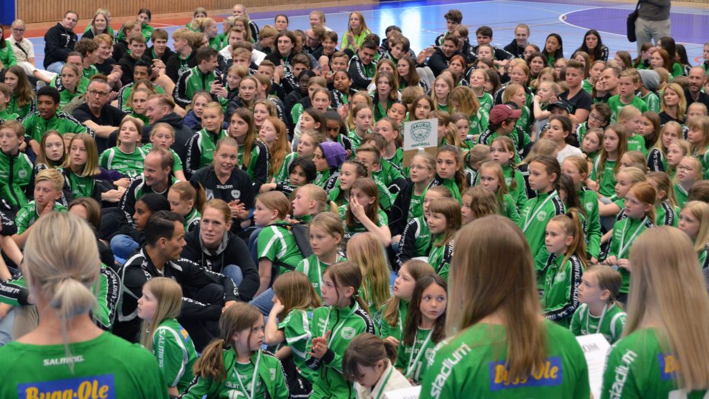 Alla lag på plats för säsongsavslutning i Nacka Bollhall.