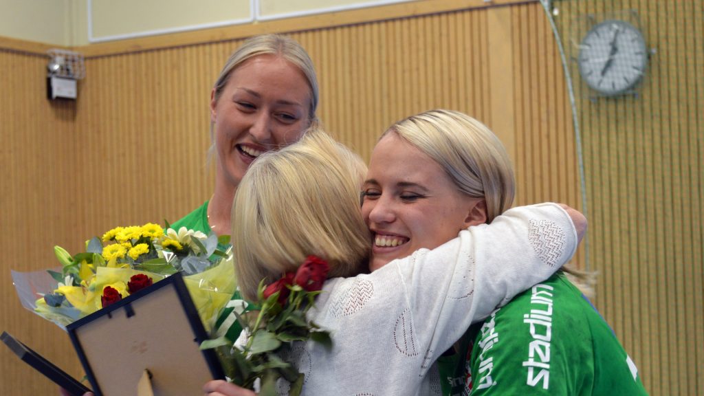 Hanna Åhlén och Jenny Södrén avtackas av ordförande Barbro Carlsson