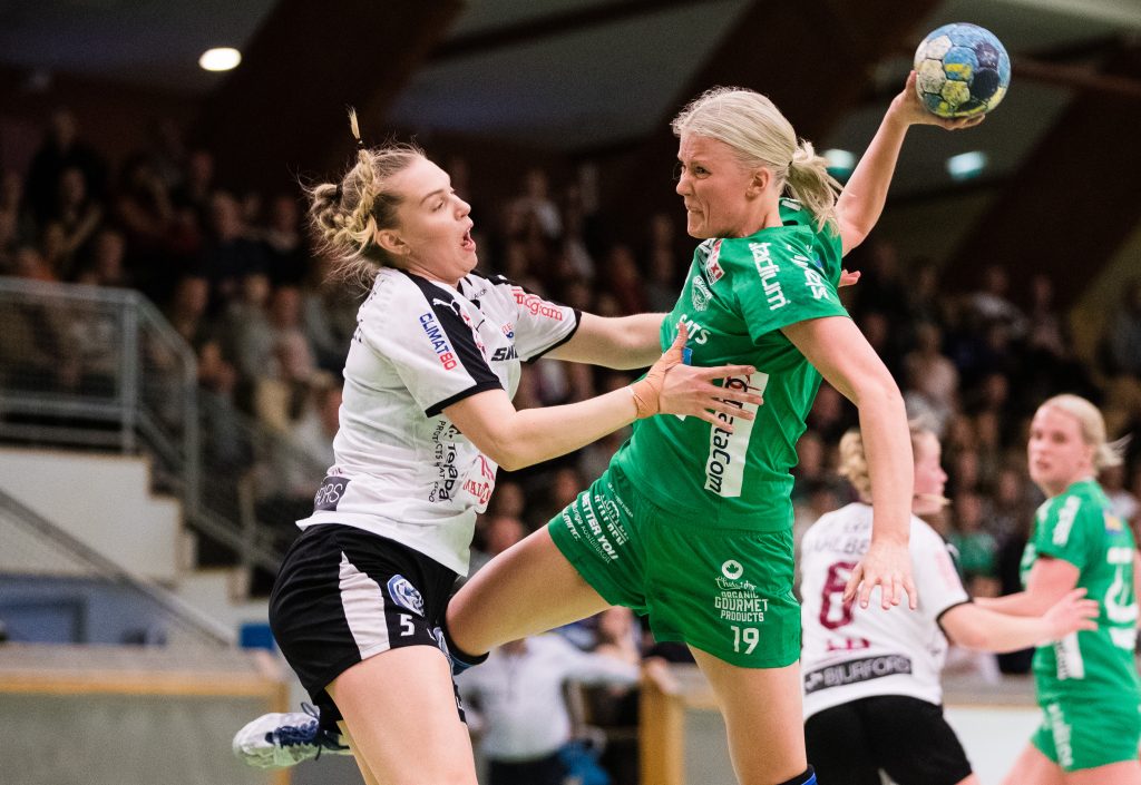 190418 Lugis Hedda Wollmark och Skurus Daniela De Jong under semifinal 1 i SHEs slutspel mellan Skuru och Lugi den 18 april 2019 i Stockholm. 
Foto: Andreas L Eriksson / Bildbyrån / kod AE / Cop 106