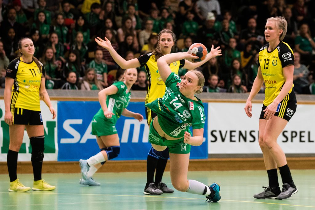 190306 Skurus Vilma Matthijs Holmberg med ett skott under handbollsmatchen i SHE mellan Skuru och Sävehof den 6 mars 2019 i Stockholm. 
Foto: Andreas L Eriksson / Bildbyrån / kod AE / Cop 106