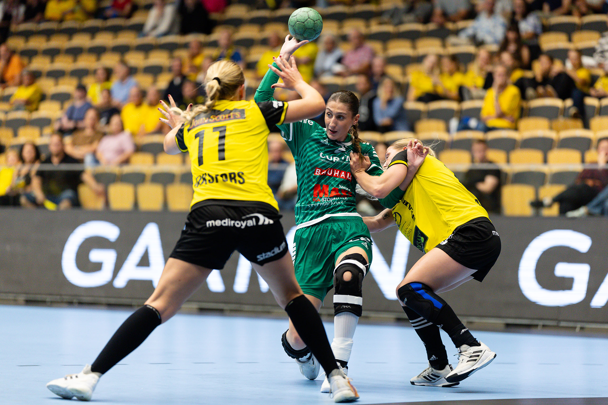 240920 Sävehofs Stina Wiksfors och Nina Dano stoppar Skurus Kaja Stojilkovic under handbollsmatchen i Handbollsligan dam mellan Sävehof och Skuru den 20 september 2024 i Partille. Foto: Michael Erichsen / BILDBYRÅN / COP 89 / MI0719