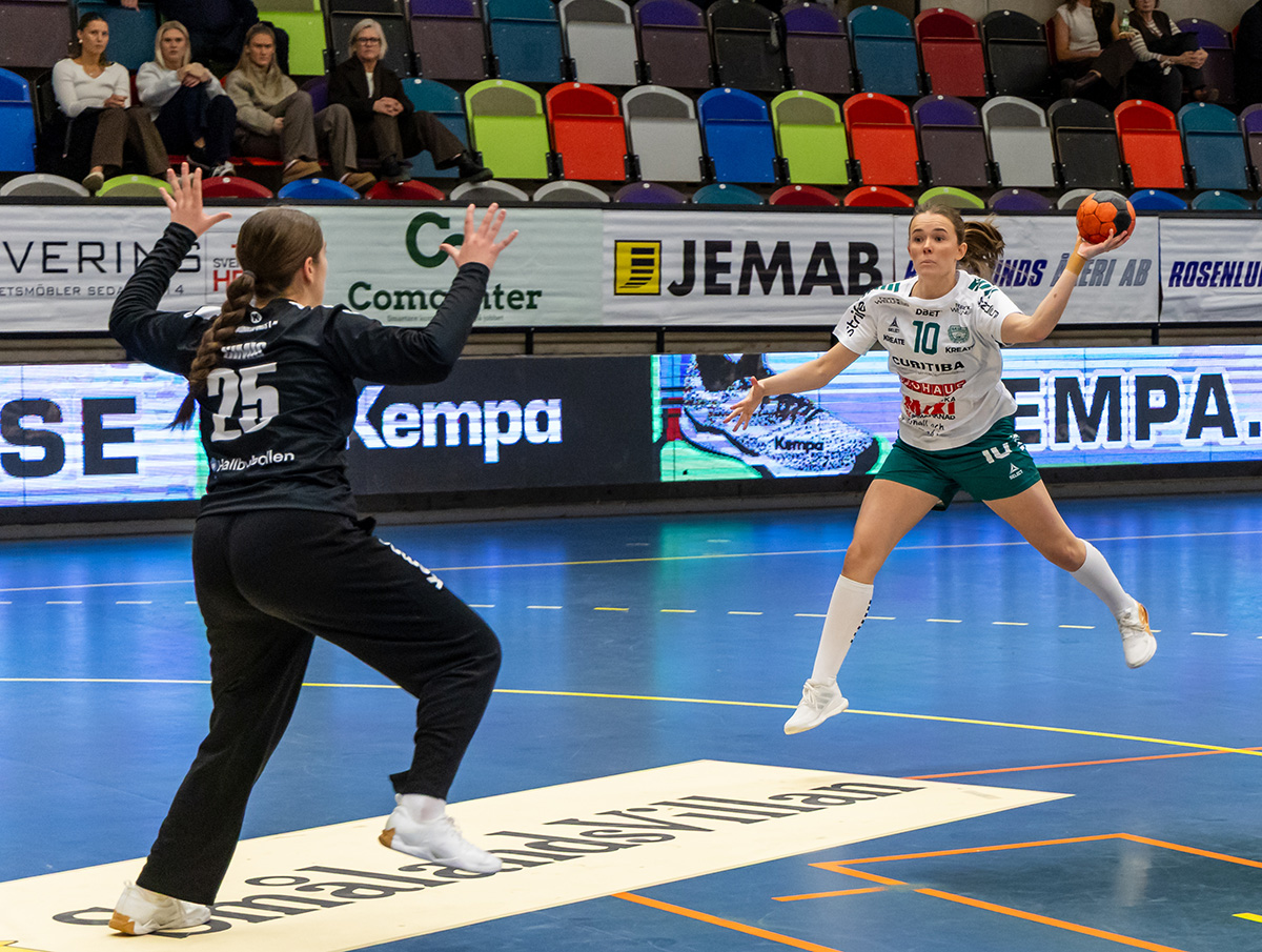 Clara Petersson Bergsten mot Hallby. Foto: Magnus Schälin
