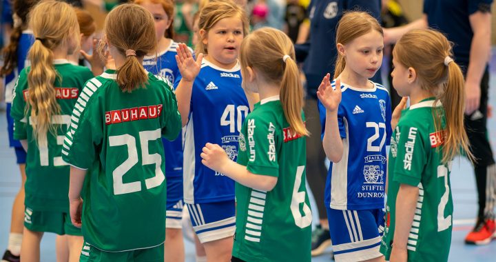 Minibollen fyllde Skuru- och Ektorpshallen med handbollsglädje